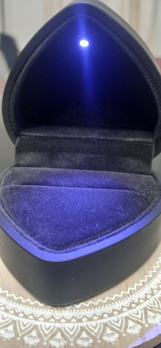 Cutie pentru inele din catifea cu lumina LED
