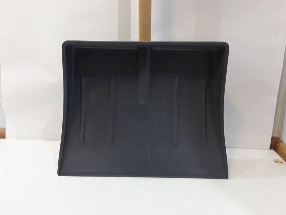 Lopeți pentru zăpadă din plastic cu coada din lemn NOI - 30 Lei/bucata