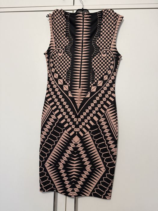 Цветна рокля с релефни камъни. Нова.