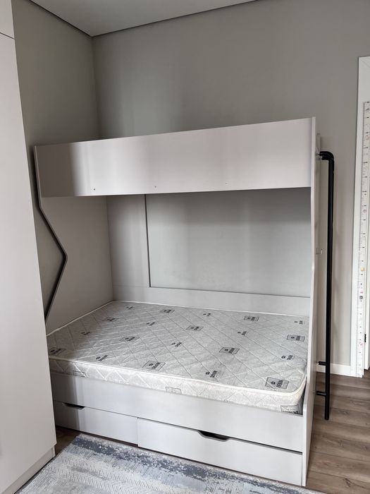 Двухярусная детская кровать с матрасом