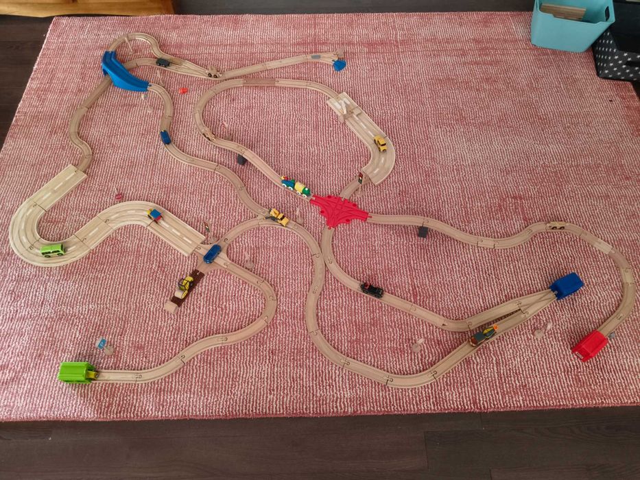 2-3 seturi de șine din lemn Playtive (Lidl)+semne de parcare+accesorii +câteva trenulețe chuggington– ideal cadou mare!