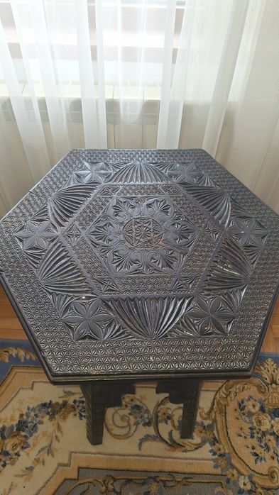 Masă din lemn sculptata manual