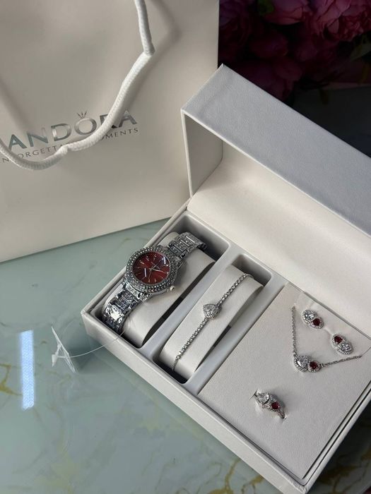 Pandora набор часы