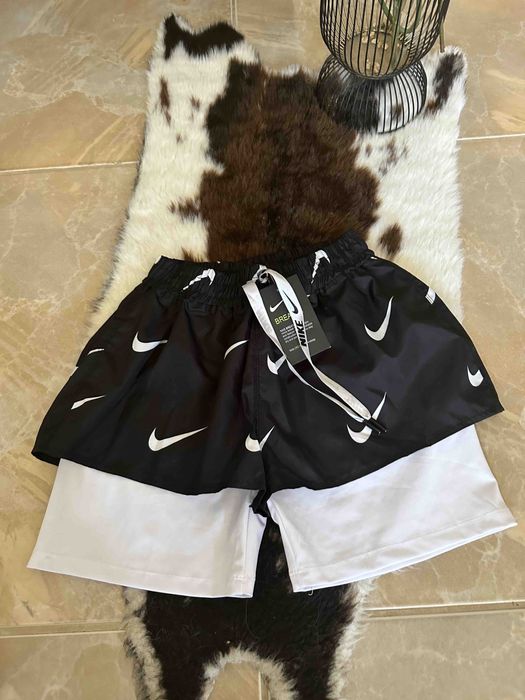 Дамски къси спортни панталонки на Nike