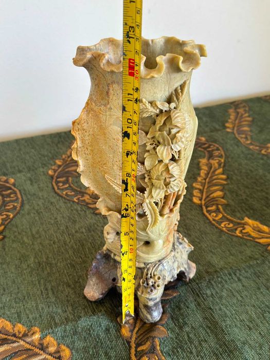 Vază sculptată (steatit), decor floral