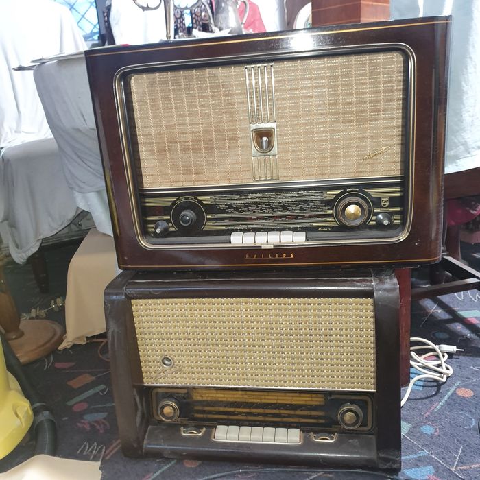 Vind aparate radio vechi.Pețurile sint negociabile.Am mai multe aparat