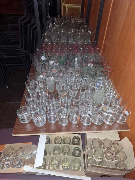 200 чащи за бира, уиски, вода, кани за вино и вода