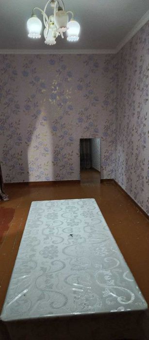 Navoiy shahrida 3 xonali uy sotiladi. Mo`ljal: Milliy bank yonida.