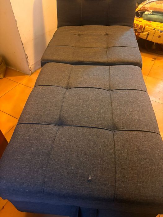 Fotoliu pat tapisat cu stofa spatar inclinabil.