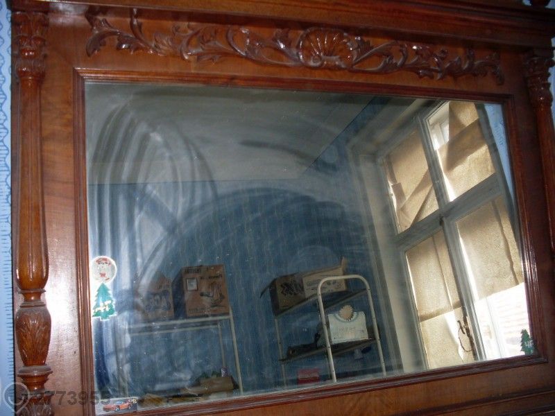 продавам скрин с огледало