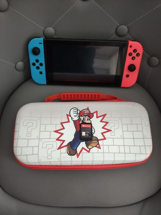 Nintendo Switch cu husa și joc