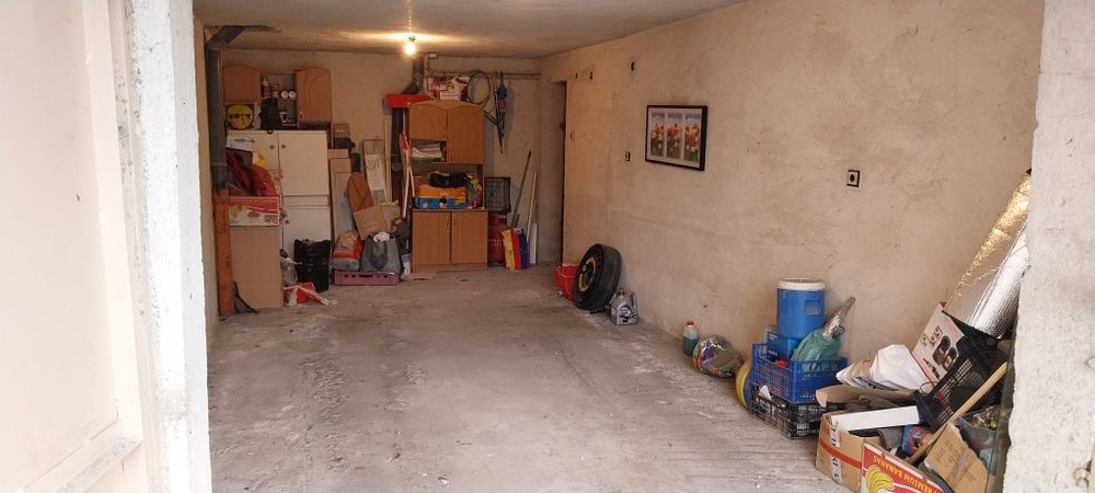 Продавам гараж.                                     .