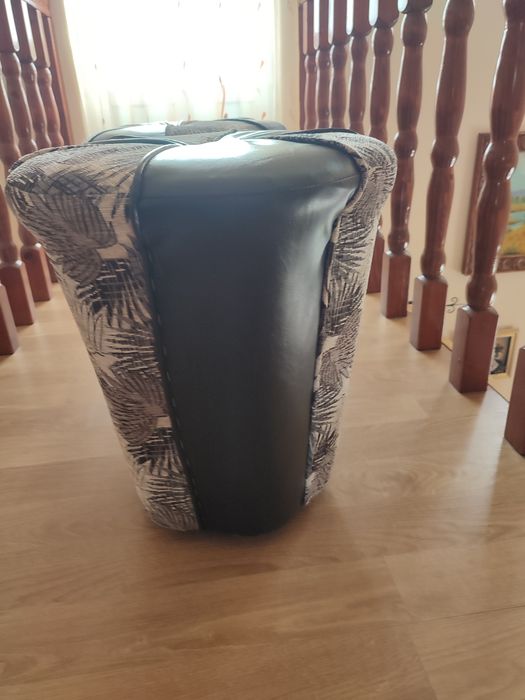 Vând 2 taburete din piele ecologică și material textil.