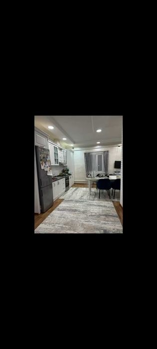 Продам дом с евроремонтом. Двор — брусчатка, есть гараж.