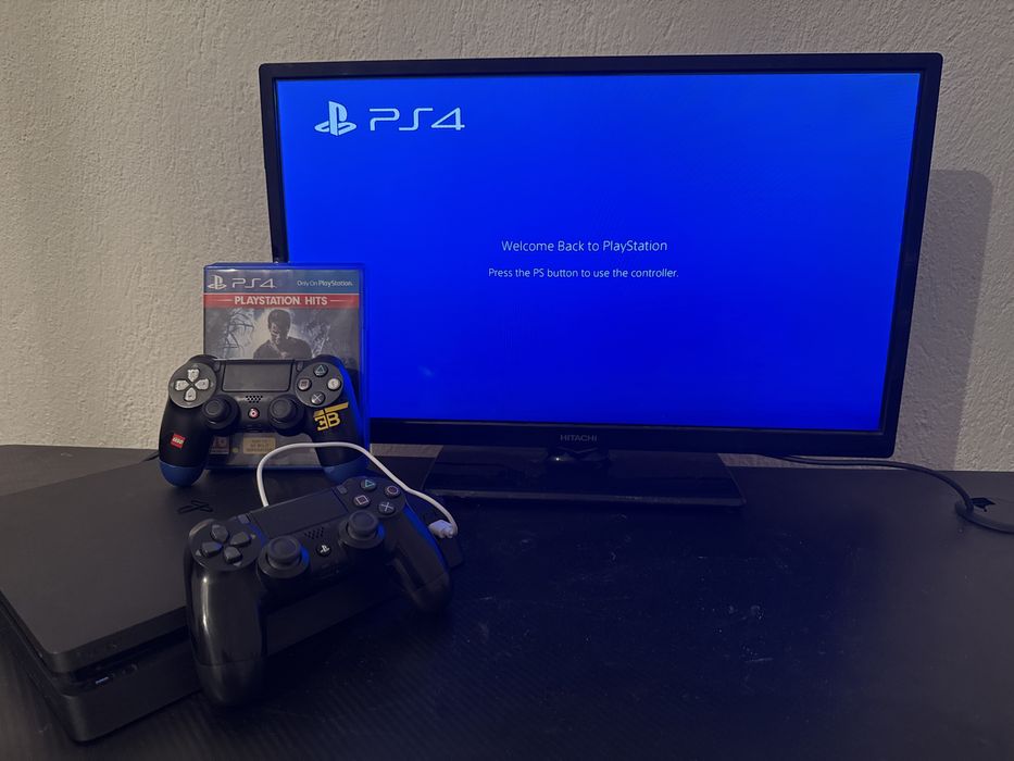 Продавам PlayStation 4 slim 500GB с два джойстика и три игри