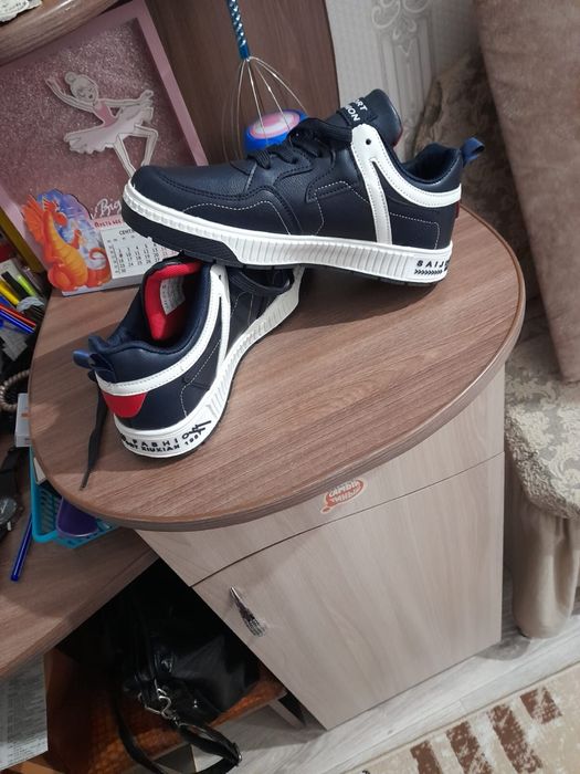 Продам кросовки обсолютно новын