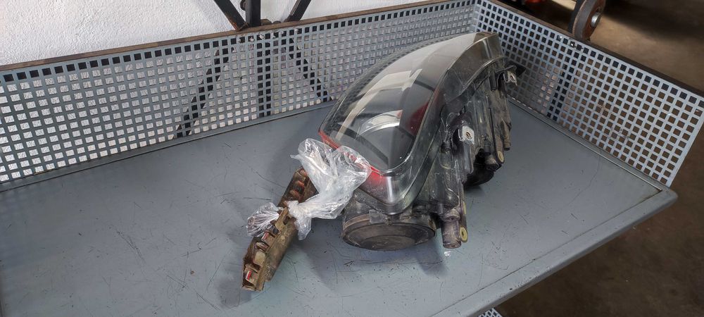 Far stanga volkswagen vw polo 6R an 2010 cod 1EE247051-01 HELLA