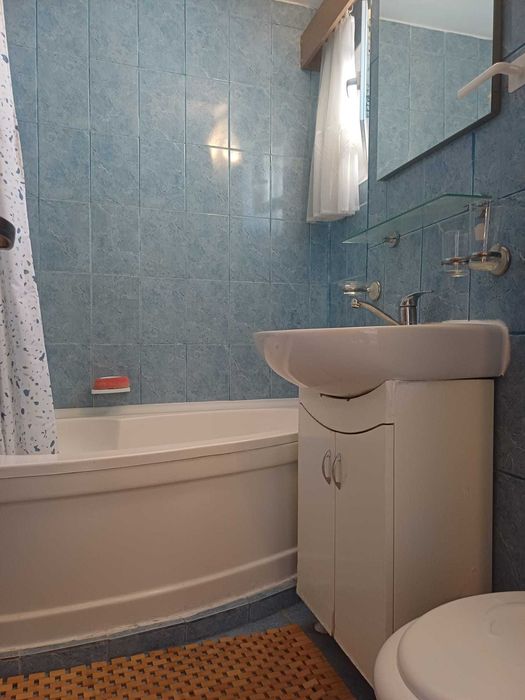 Proprietar,  inchiriez apartament renovat recent, compus din  2 camere, bloc reabilitat recent,  situat la 5 minute de statia de metrou Piata Sudului
