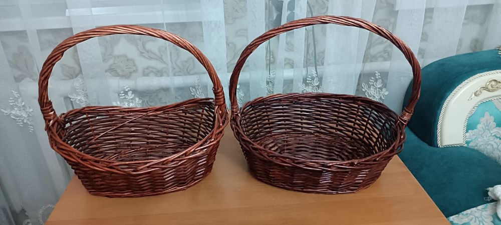 Продам две корзины.