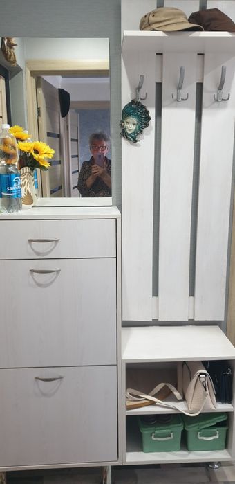 Продаю прихожу б/у,белого цвета.