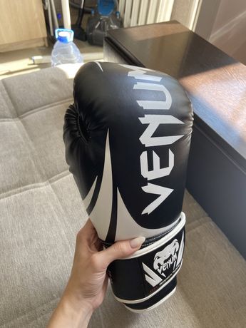 Боксерские перчатки Venum 16 oz