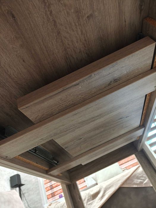 Продавам масивна холна маса