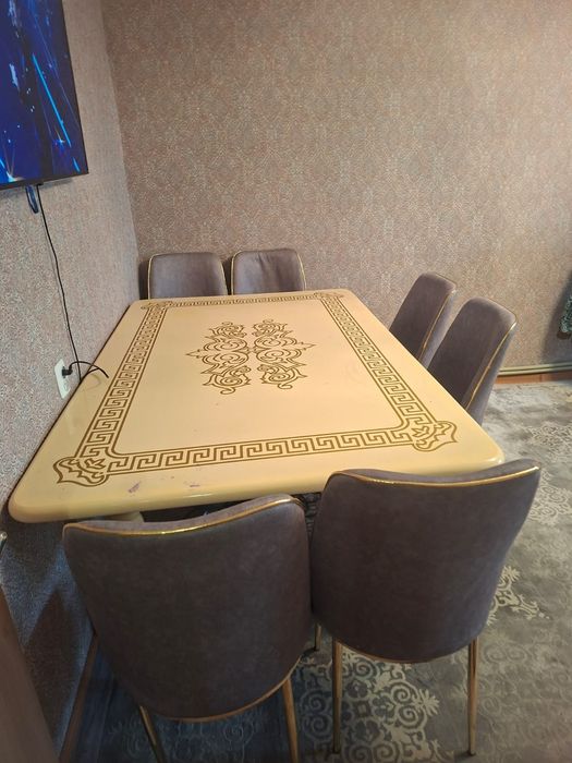 Продаеться срочно стулья и стол