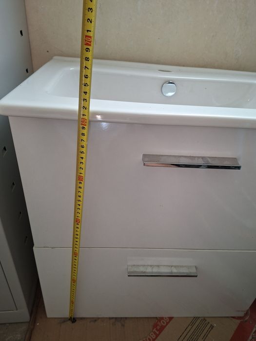 Vand  lavoar baie Vitra nou tot cu baterie  sertarele se închid singure. Potrivită pentru orice baie.Calitate !!! NEGOCIABIL.