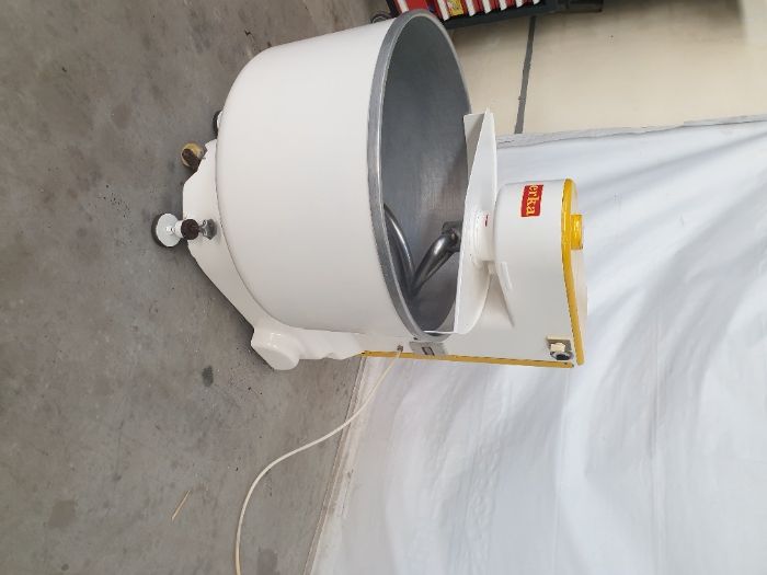 Продавам немска спирална двускоростна тестомесачка Erka 240литра