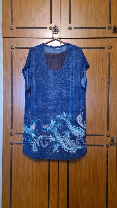 Вещи женские разные (брюки, кофты, платье)