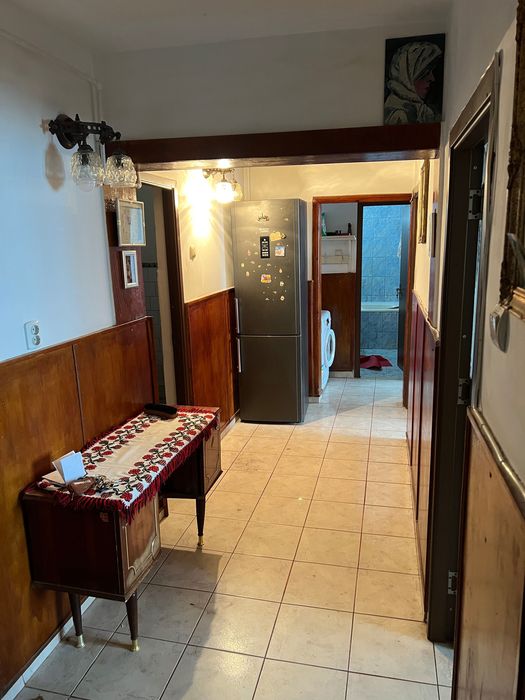 De închiriat Apartament 3 camere, zona Cina, etaj 3