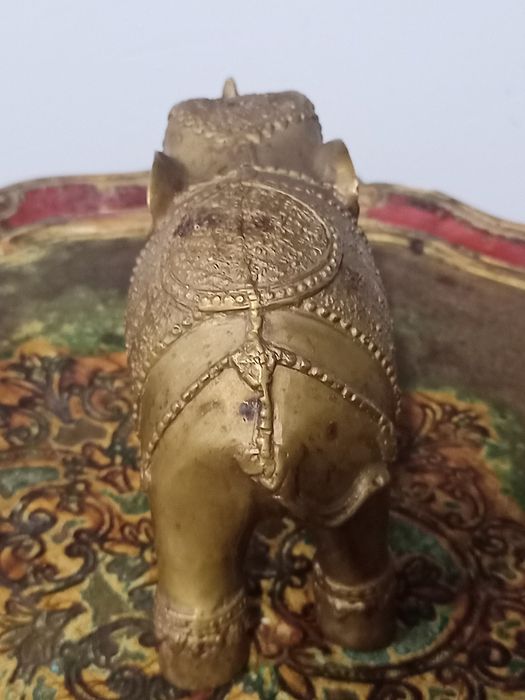 Масивна Месингова Статуетка „Церемониален Слон“ – 1 кг Късмет и Стил