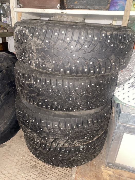 Продам комплект новые шины для Нивы