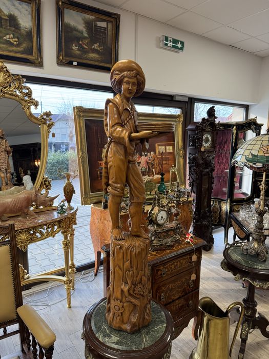 Statueta impunatoare din lemn sculptat