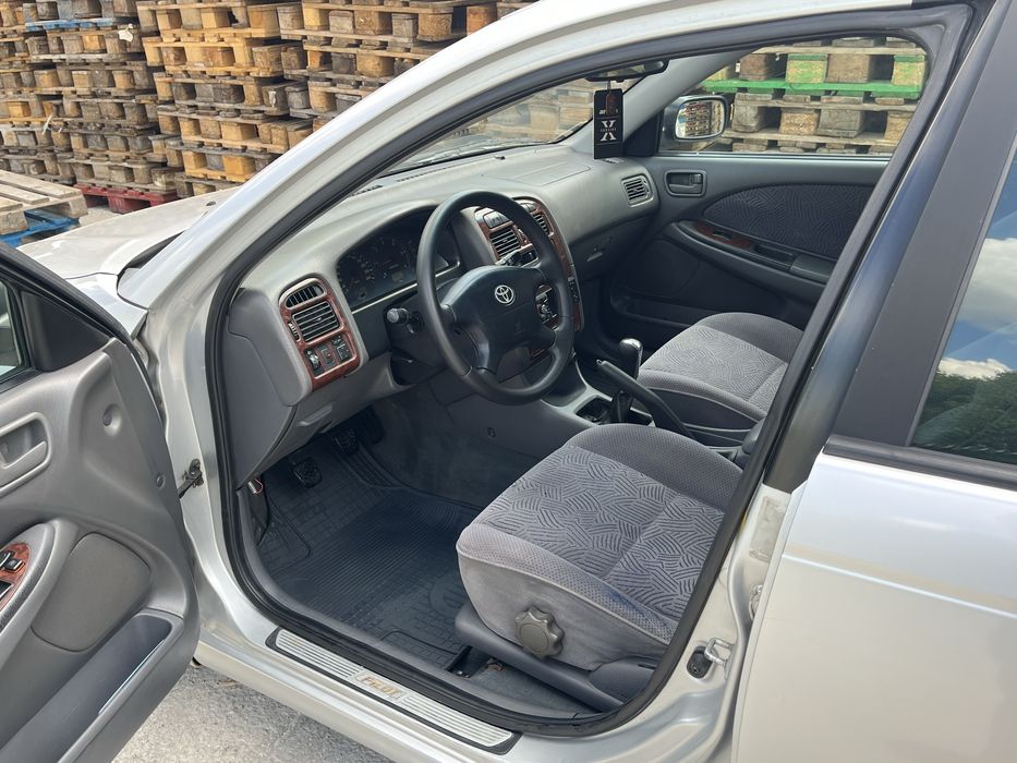 Toyota avensis цала за части или за ремонт