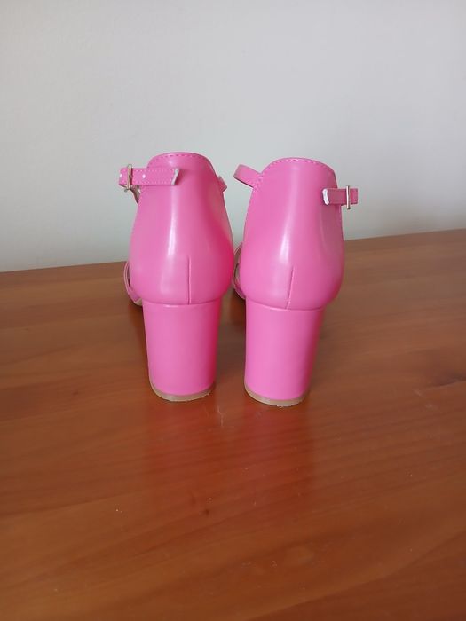 Елегантни сандали