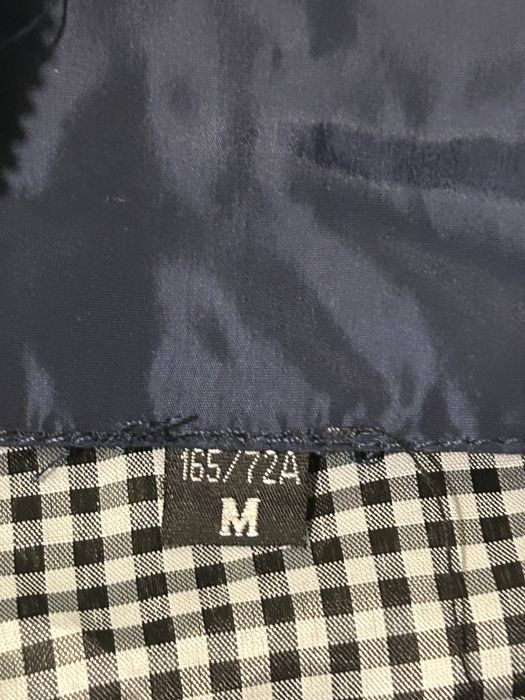 Vesta albastru-inchis