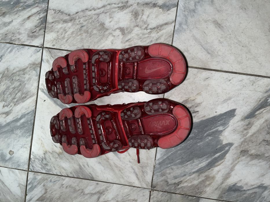 Обувки vapormax plus red