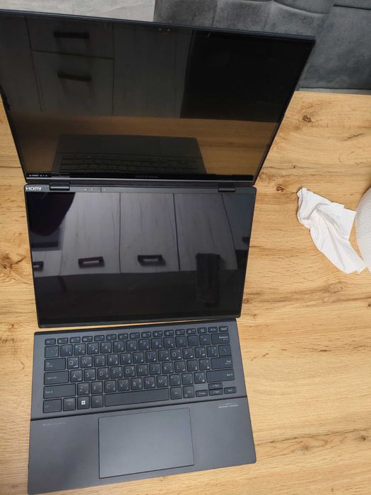 Vând laptop Asus Zenbook,model ux8406m