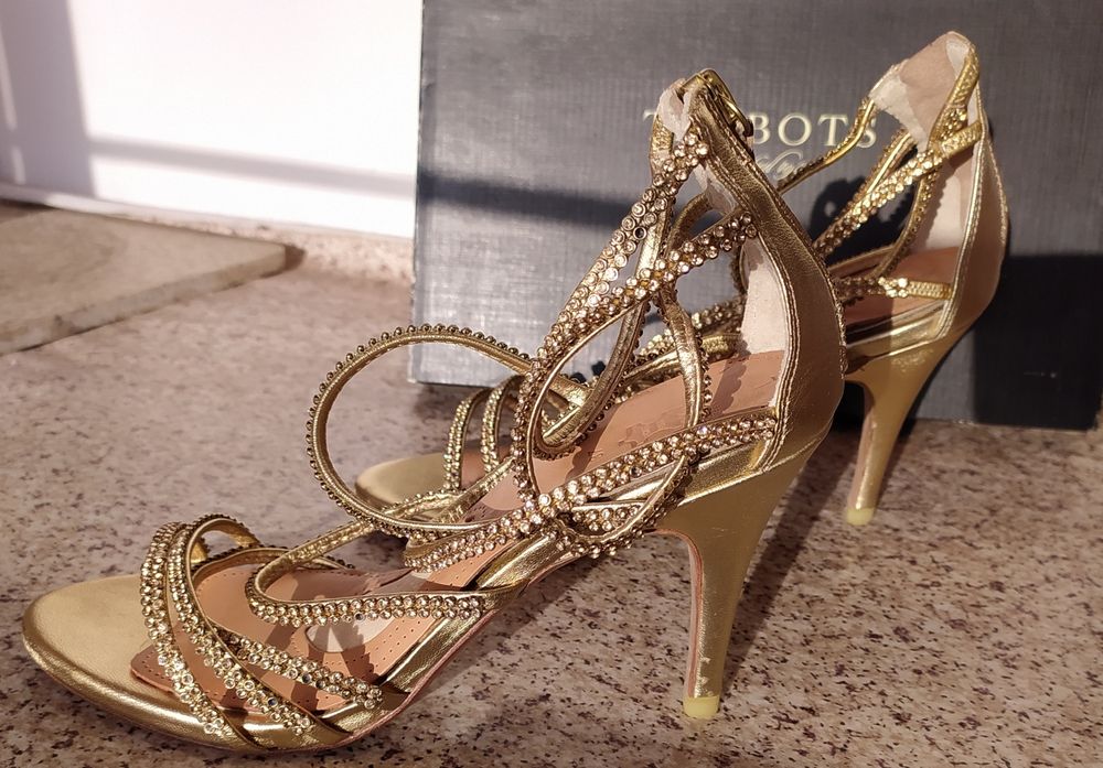 Золотистые босоножки