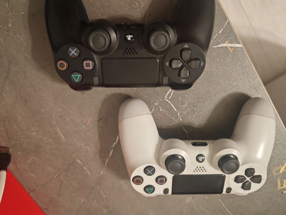 продам два оригинальных геймпада Dualshock 4