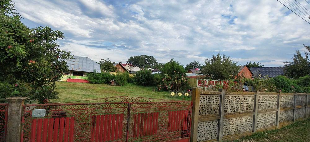 Teren intravilan cu casa bătrânească