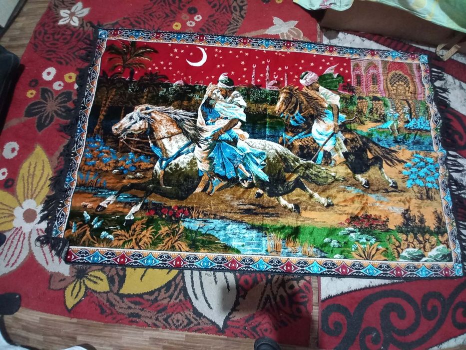 Carpeta decorativă orientala cu călăreți pe cai