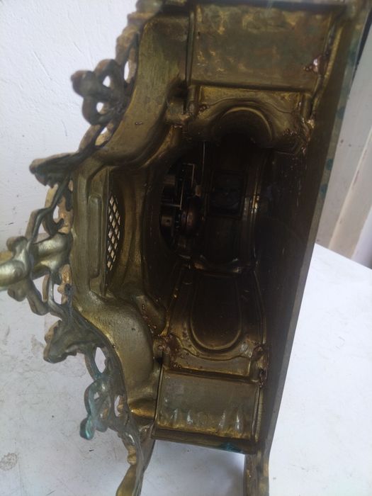 Продавам страхотен антикварен колекционерски бронзов каминен часовник.