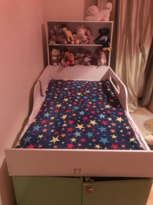 Деткая кровать шкав б/у хорошее качество- состояние,без матраса