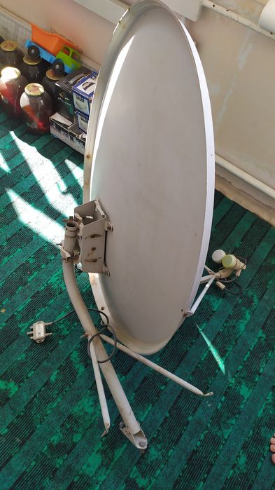 Спутниковая антенна с конвертером и кронштейном