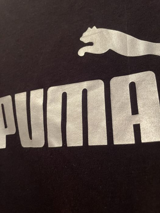 Тениска Пума със сребрист надпис.