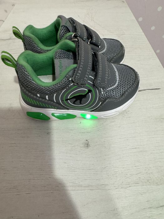 Продам детские ботиночки