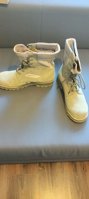 Se vând haine militare la un preț bun pentru toata lumea.