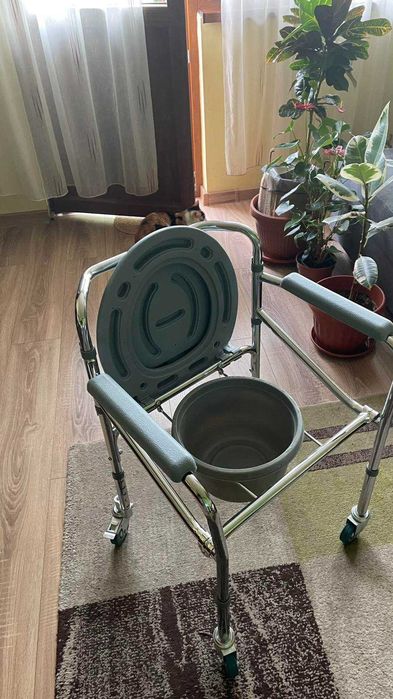 Инвалиден стол с гърне